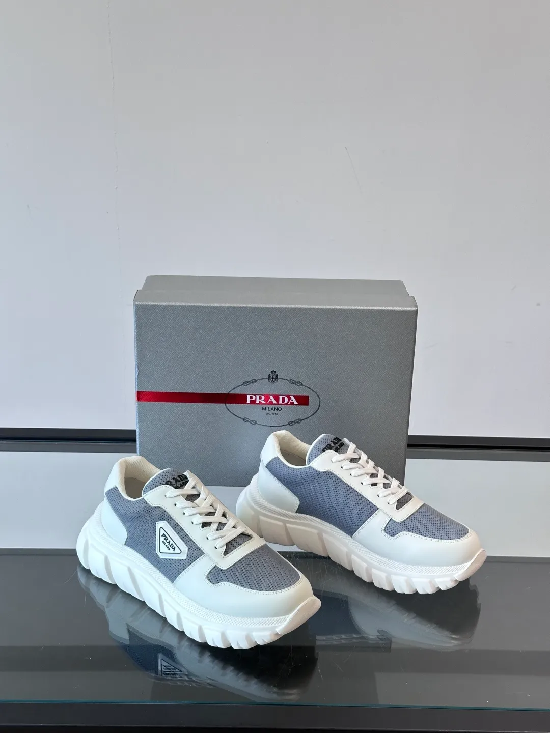 p440 "PRAD＊" men's new soft leather casual sneakers. This sneaker is made of Napa cowhide. The leather is soft and delicate, with a natural texture, which improves breathability. The rubber triangle logo on the outside embellishes the shoe body. The tongue and heel are decorated with brand letter logo details. Ultra-lightweight 6cm concave and convex rubber thick sole with PRADA letter logo on the side and cowhide lining. It feels comfortable on the foot and is exquisite and versatile! Size: 38-44 (45.46 customized)